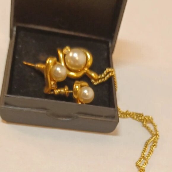 Pearl Earrings + Necklace with box -NEW- Shipping with Tracking - Picture 2 of 4